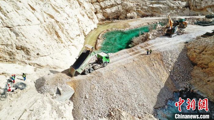 新疆和硕县重大民生水利工程伯斯阿木水库建设项目于近日复工复产。　苏强 摄