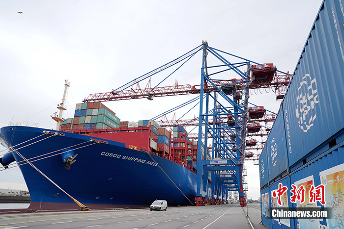 图为欧洲第二大、德国最大港口汉堡港的CTT集装箱码头。汉堡港往来中国的集装箱吞吐量约为260万标准箱（TEU），约占其全年总吞吐量的三分之一。（2019年5月资料图片）/p中新社记者 彭大伟 摄